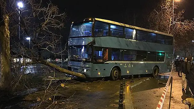 Halk otobüsü duraktaki yolculara çarptı: 3'ü ağır 5 yaralı