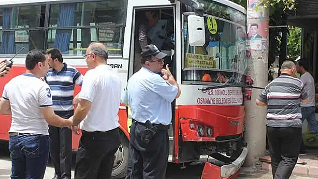 Halk otobüsü ile otomobil çarpıştı: 6 yaralı