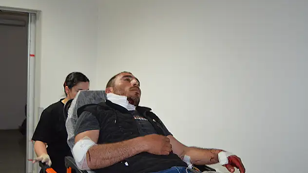 Halk otobüsü şoförü, güzergahı değiştirmesini isteyen yolcunun bıçaklı saldırısına uğradı
