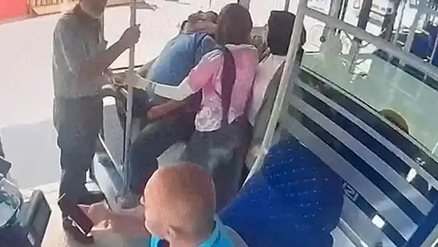 Halk otobüsünde fenalaşan yolcuya otobüste müdahale