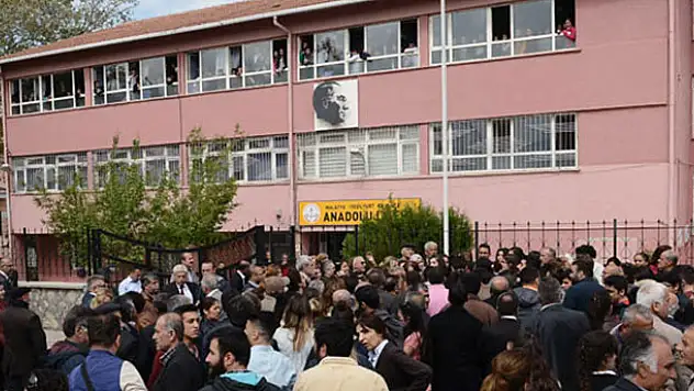 Halk oyunlarına 'halt oyunları' diyen müdür yardımcısı başka okula gönderildi
