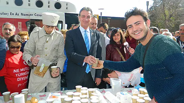 Halka ekmek ve hoşaf dağıttılar