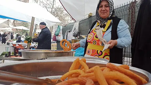 Halka tatlısı yapıp satarak aile bütçesine katkı sağlıyor
