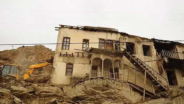 Halkapınar'da eski ve tehlike saçan kerpiç evler yıkılıyor