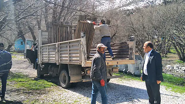 Halkapınar'da parklarda bulunan banklar kaldırıldı