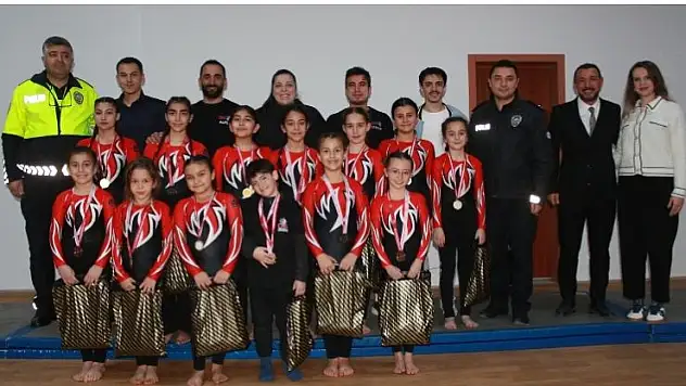 Halkapınar'da 'Bayrak Sevgisi ve Spor' temalı gösteri düzenlendi