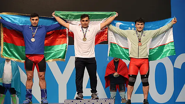 Halterde İranlı sporcudan 3 rekor 3 altın