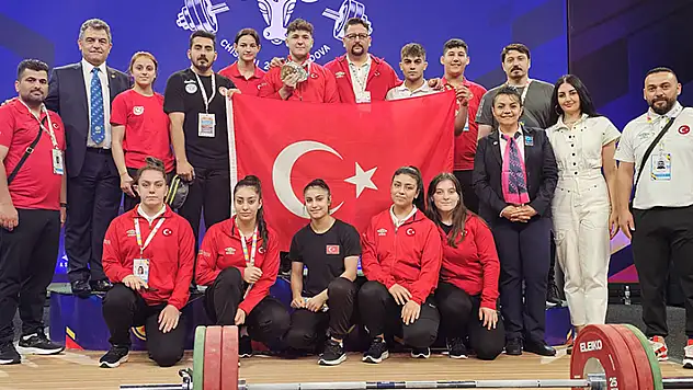 Halterde madalya yağmuru

