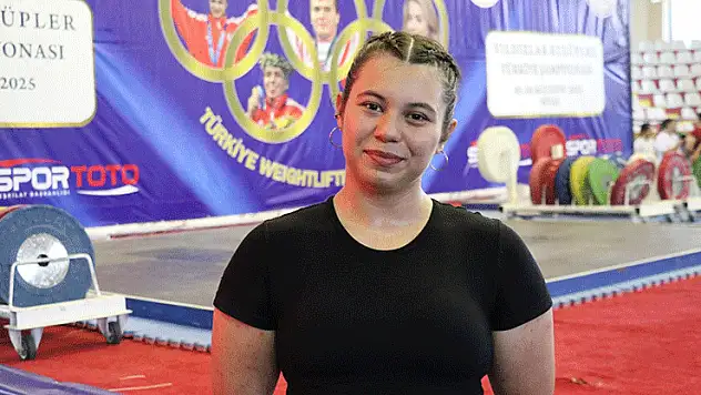 Halterde Türkiye rekoru kıran Zeynep Nur'un hedefi dünya şampiyonluğu