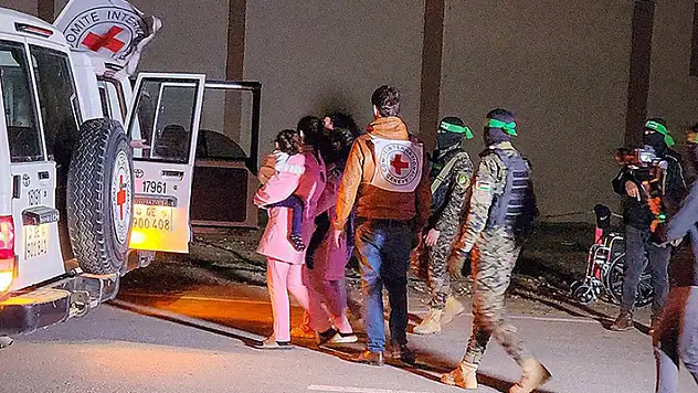 Hamas, 11 İsrailli esiri Kızılhaç yetkililerine teslim etti
