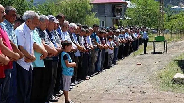 Hamile Kadını Kurtarmak İsterken Ölen Kardeşler Toprağa Verildi