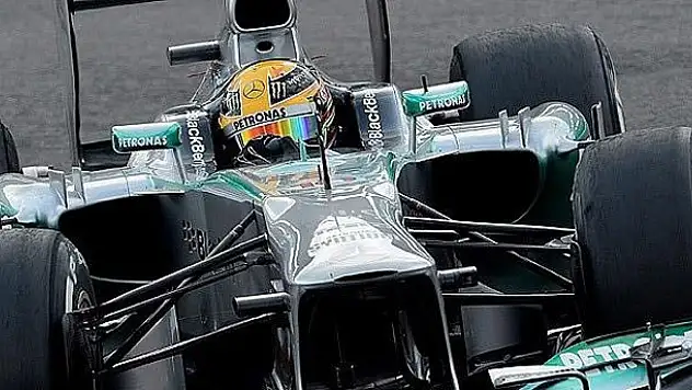 Hamilton 6. kez 'pole' pozisyonunda