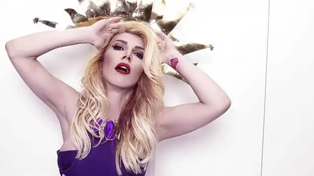 Hande Yener'den beachmacun satacak