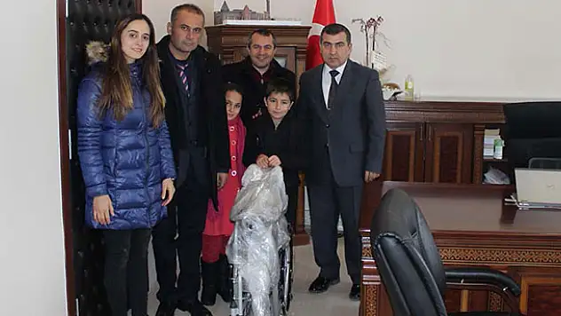 Harçlıklarıyla tekerlekli sandalye aldılar