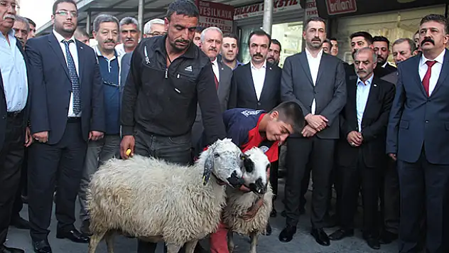 Harekata katılan Mehmetçik için kurban kesildi, dua edildi