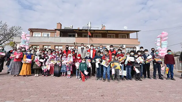 Hasan Kılca, Göçü ve Karakaya'da çocuklarla buluştu