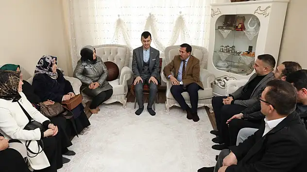 Hasan Kılca, görme engelli vatandaşları evlerinde ziyaret etti 