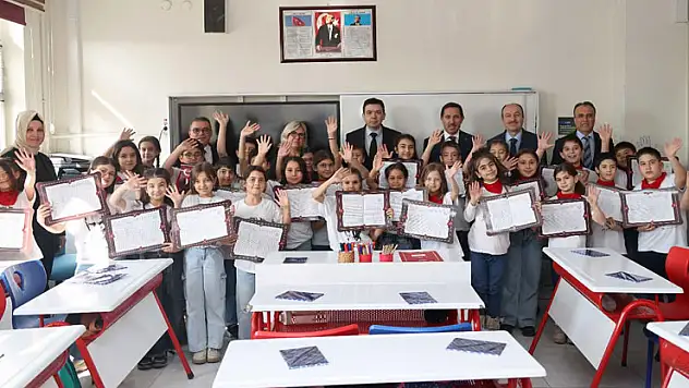 Hasan Kılca öğrencilerin karne heyecanına ortak oldu