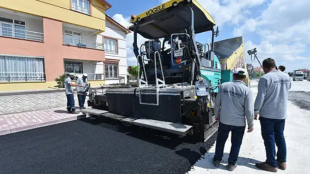 Hasan Kılca yol asfaltlama çalışmalarını yerinde inceledi
