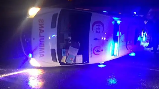 Hasta taşıyan ambulans devrildi