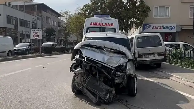 Hasta taşıyan ambulans otomobil ile kafa kafaya çarpıştı
