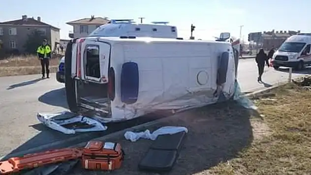 Hasta taşıyan ambulansla otomobil çarpıştı: 3'ü sağlık çalışanı, 7 yaralı