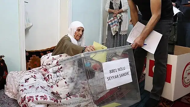 Hasta ve engelliler 'seyyar sandık' ile oylarını kullandı
