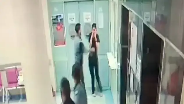 Hasta yakını, annesinin ölüm haberini veren kadın doktoru yumrukladı

