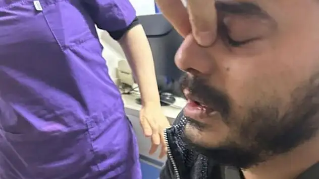 Hasta yakını doktorun burnunu kırdı!
