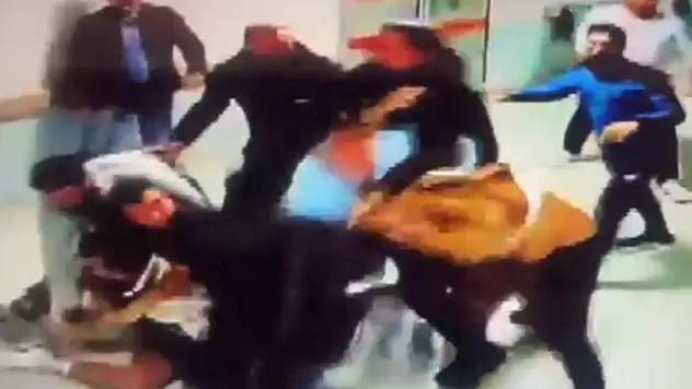 Hasta yakını polis memuru, önce güvenlik görevlilerine sonra meslektaşlarına saldırdı
