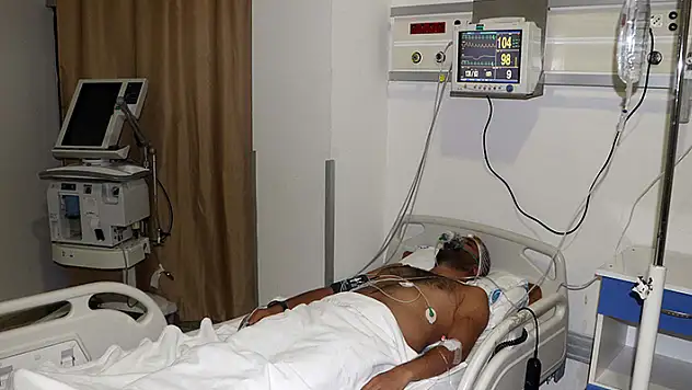 Hasta yakınlarının demir sopayla saldırdığı doktor ağır yaralandı o anlar kamerada

