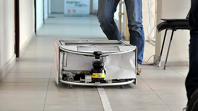 Hasta yemeklerini artık robotlar taşıyacak