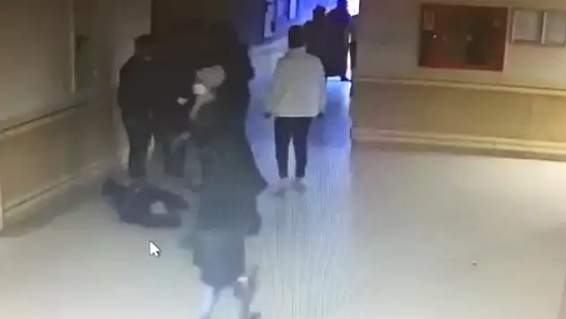 Hastanede güvenlik görevlisini bayıltana kadar böyle darp etti
