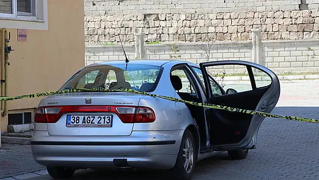 Hastaneye gitmek için bindiği komşusunun otomobilinde hayatını kaybetti
