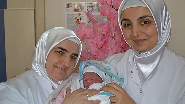 Hastaneye yetişemeyince arabada doğum yaptı