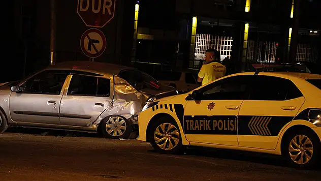 Hatalı manevra yapan otomobil yolcu otobüsüyle çarpıştı: 4 yaralı

