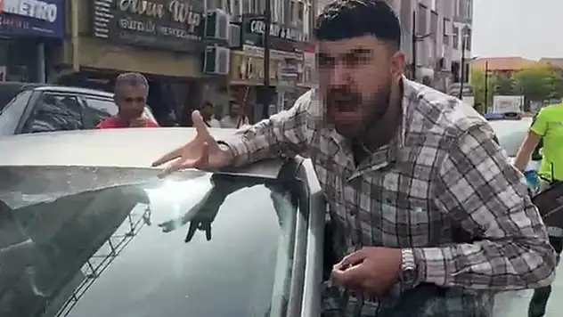 Hatalı park eden sürücü, kendisini uyaran trafik polisinin üzerine otomobilini sürdü
