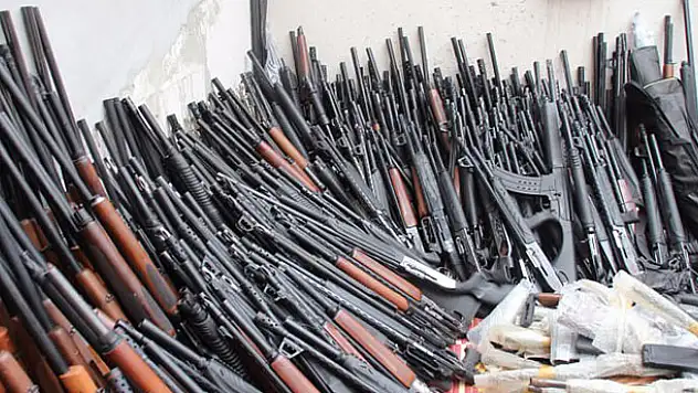 Hatay'da 1 kamyon dolusu silah yakalandı!