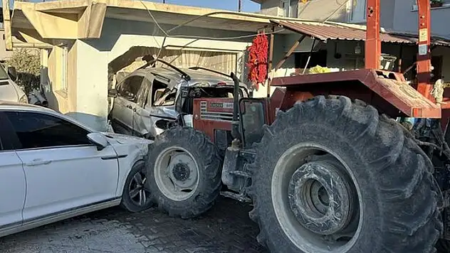 Hatay'da 3 aracı biçen taş yüklü traktör, evin duvarını yıkıp içeri girdi
