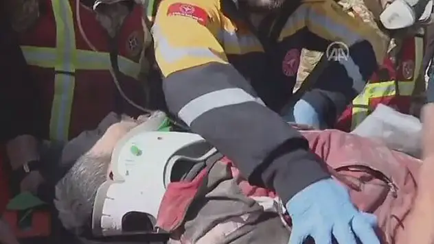 Hatay'da 3 kişi depremin 296. saatinde enkazdan kurtarıldı