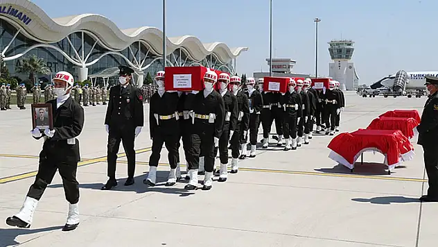 Hatay'da 3 şehit askerin cenazesi törenle memleketlerine uğurlandı
