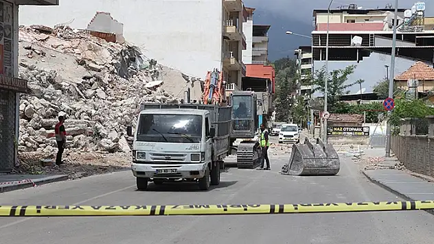 Hatay'da ağır hasarlı 4 katlı bina çöktü
