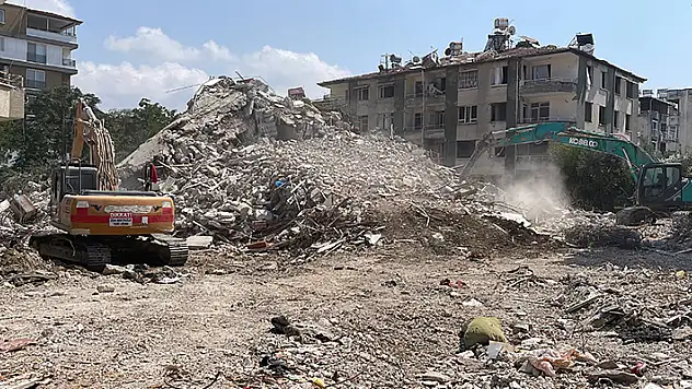 Hatay'da ağır hasarlı binaların yıkımı sürüyor
