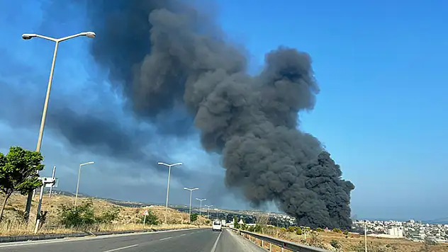 Hatay'da antrepoda çıkan yangına havadan ve karadan müdahale ediliyor
