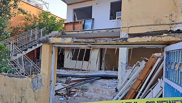 Hatay'da baba-oğul depremde hasar gören evden eşya alırken çöken balkonun altında can verdi
