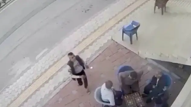Hatay'da baltalı saldırgan dehşeti! Okey oynamaya devam ettiler
