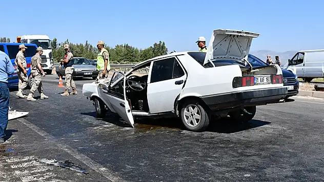 Hatay'da beton mikseri otomobile çarpıp sürükledi: 2 ölü
