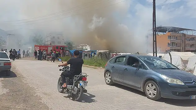 Hatay'da çadırda çıkan yangın araçlara da sıçradı
