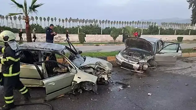Hatay'da çarpışan iki otomobilden biri yandı: 4 yaralı
