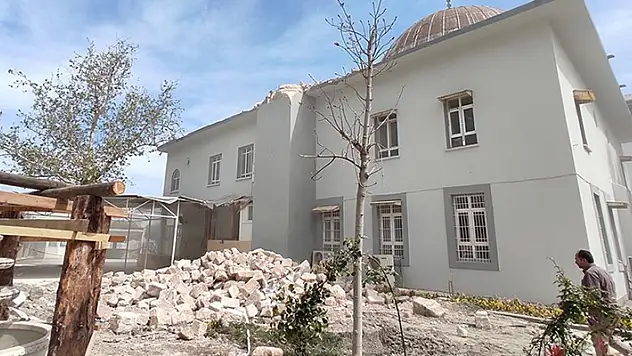 Hatay'da depremde hasar gören minare kontrollü yıkıldı
